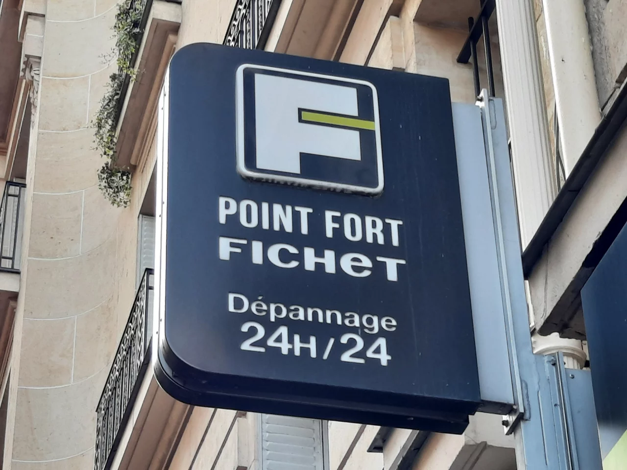 Enseigne dépannage serrurier Point Fort Fichet à Paris et en Île-de-France